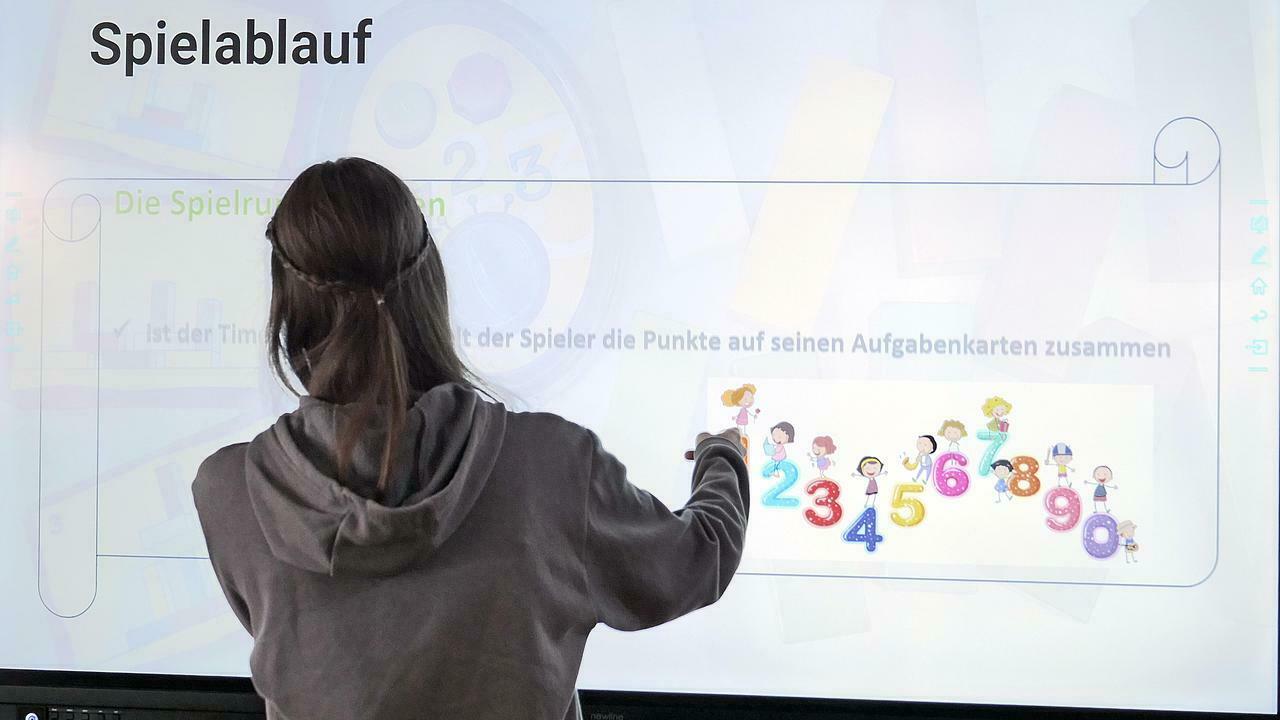 Studierende an digitaler Tafel