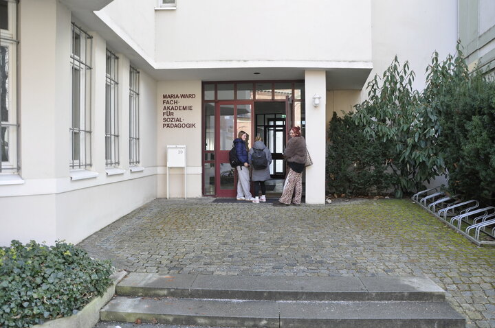 Haupteingang mit Studierenden